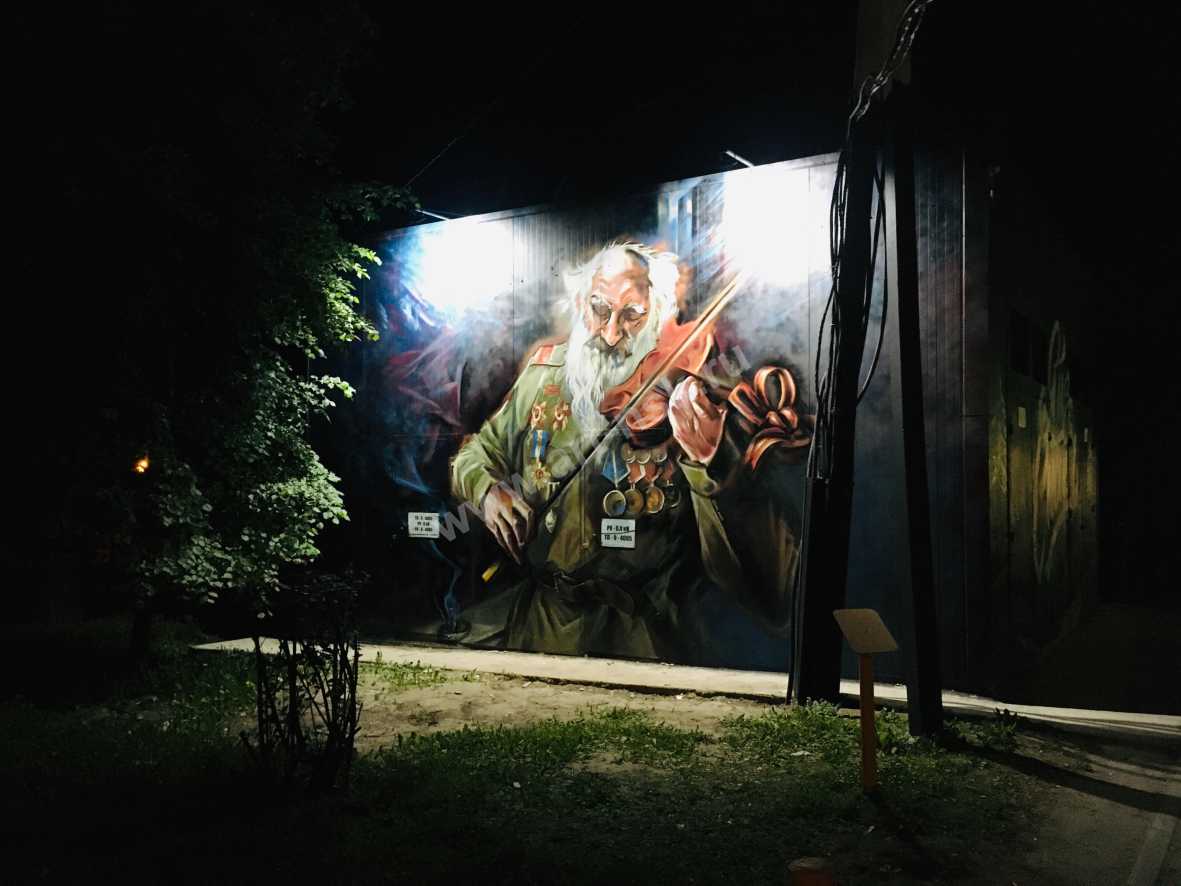 Ветеран со скрипкой. Роспись стены в самом центре Новосибирска. Подарок городу на 75-летия Победы в Великой Отечественной войне