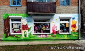 Очень интересная роспись стен фасады детского магазина в Новосибирске